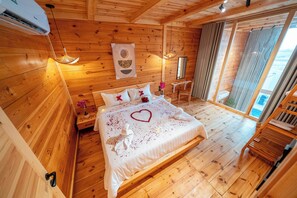 Ropa de cama de alta calidad, cortinas opacas, wifi gratis