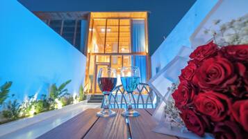 Blackout curtains, free WiFi