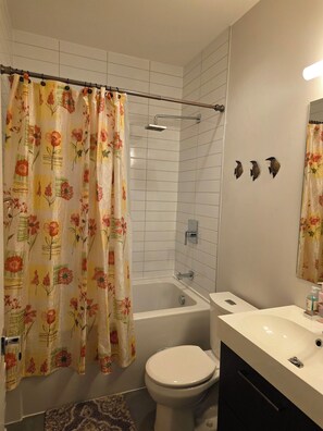 Secador de cabelo, toalhas de banho, sabonete, shampoo