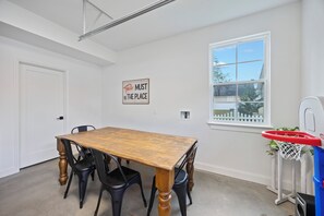 Dining - Bright 2 Bedroom Carriage House in Heart of Bluffton (Bluffton)