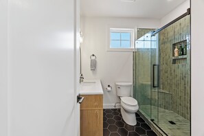 Shower, hair dryer, towels, soap - Bright 2 Bedroom Carriage House in Heart of Bluffton (Bluffton)