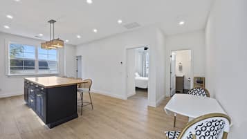 2 habitaciones, tabla de planchar con plancha, wifi y ropa de cama