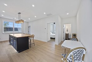 2 chambres, fer et planche à repasser, Wi-Fi, draps fournis