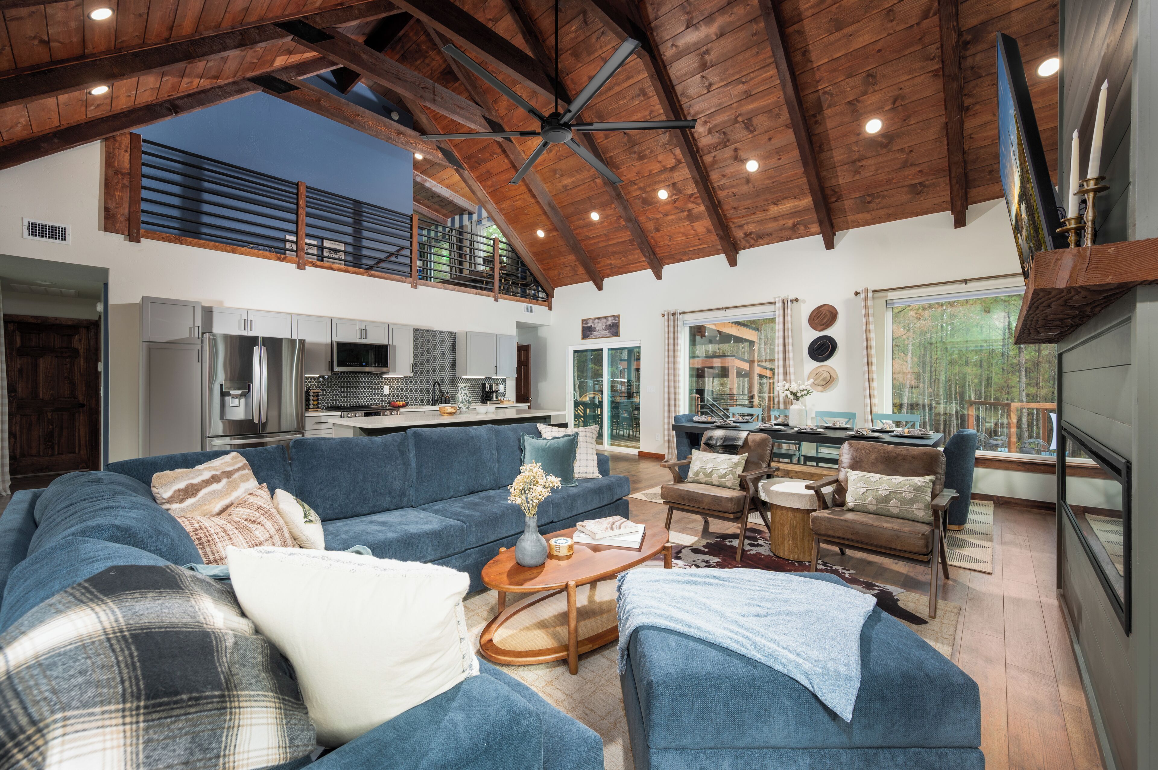 Smart TV, chimenea, videojuegos y futbolito 