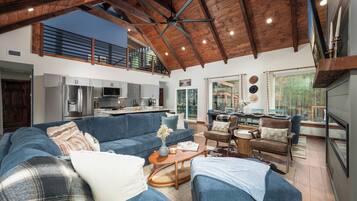 Smart TV, chimenea, videojuegos y futbolito