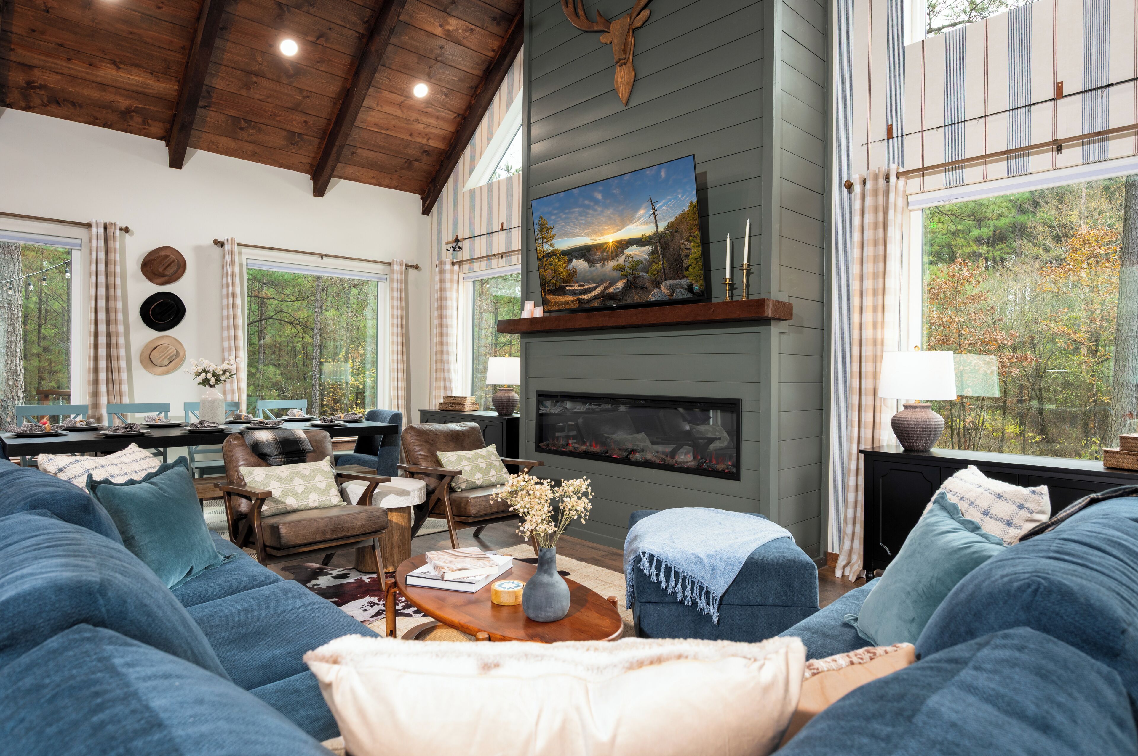 Smart TV, chimenea, videojuegos y futbolito 