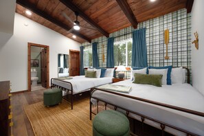 مكواة/لوح كي وسرير سفر وواي فاي مجانًا وملاءات أسرّة