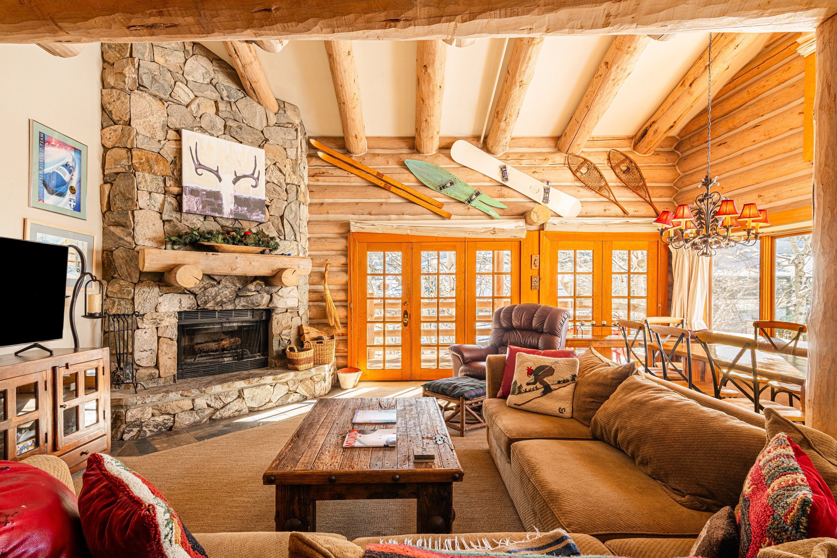 Televisión y chimenea 