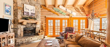 Televisión y chimenea