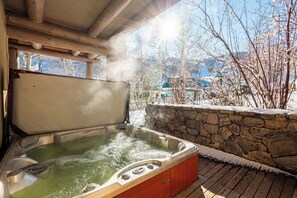 Outdoor spa tub - Experience luxury at Deer Valley Pine Inn 4, a ski-in/ski-out townhome in Park City. (Park City)