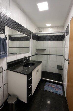 Dusche, Bidet, Handtücher, Toilettenpapier