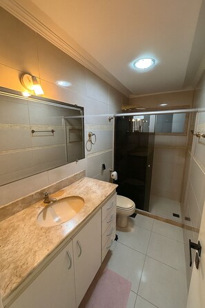 Shower, bidet, towels, toilet paper - Spacious & Cozy Apt - Praia do Morro - Guarapari (Guarapari)
