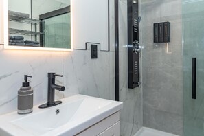 Shower, bidet, towels, soap - Cozy & Quiet Apartment Minutes From IU Minutes to Lake Lemon (Bloomington)