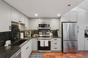 Refrigerador, microondas, horno y parrilla de estufa 