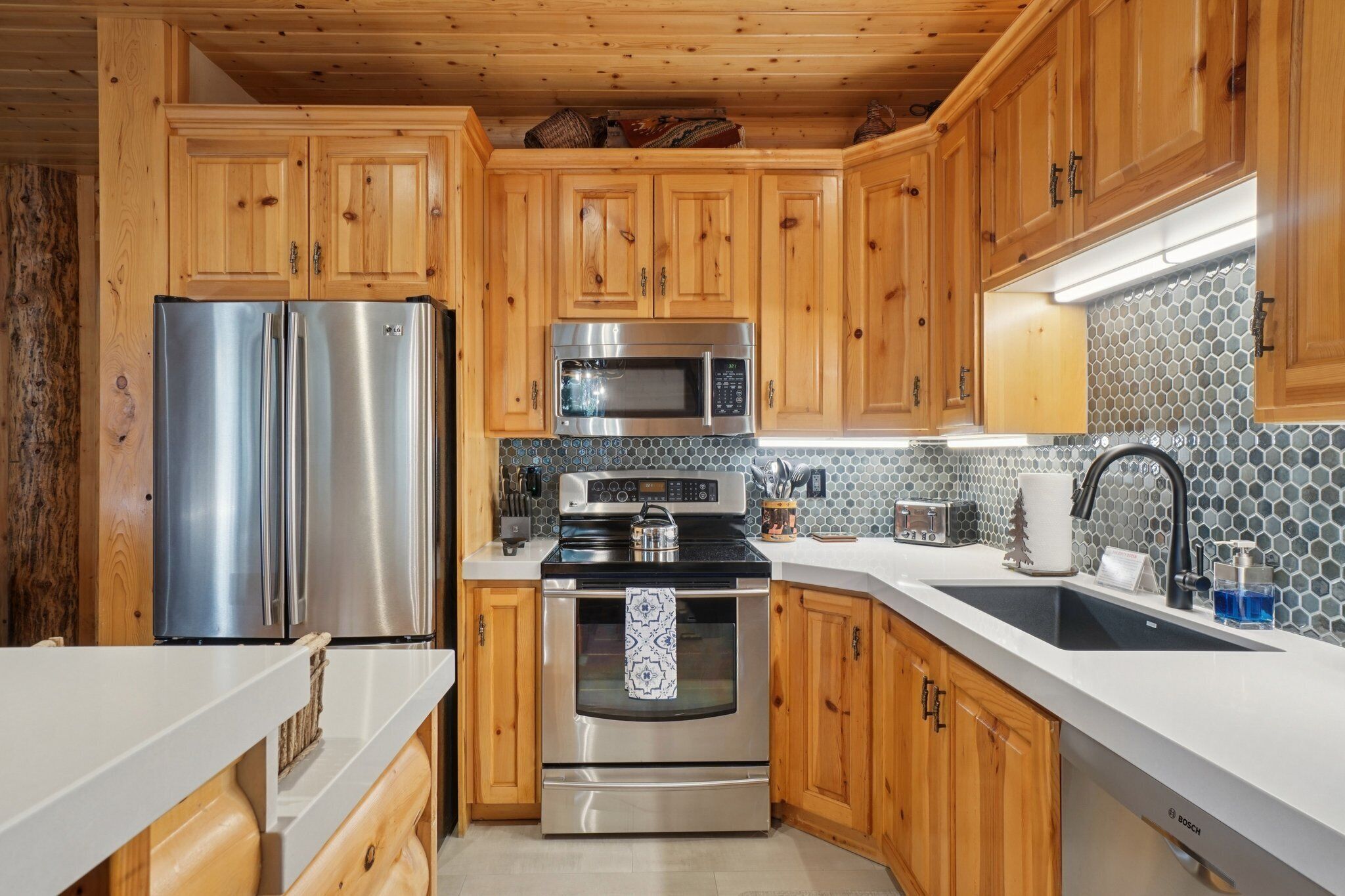 Refrigerador, microondas, horno y parrilla de estufa 