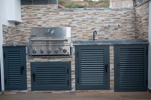 Exterior - Top-Level Pool  (Praia)