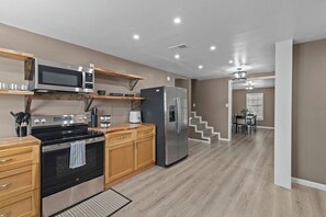 Réfrigérateur, four à micro-ondes, un four, surface de cuisson