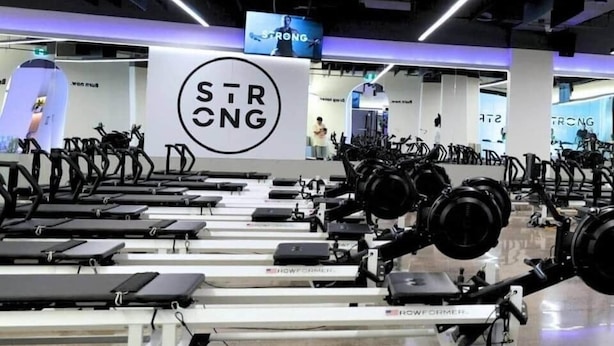 A gym with various exercise equipment, including treadmills and rowing machines. - 2-bedroom Apartment 7 km from Brisbane Airport (Chermside West)
