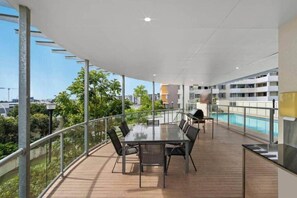 Outdoor dining - 2-bedroom Apartment 7 km from Brisbane Airport (Chermside West)