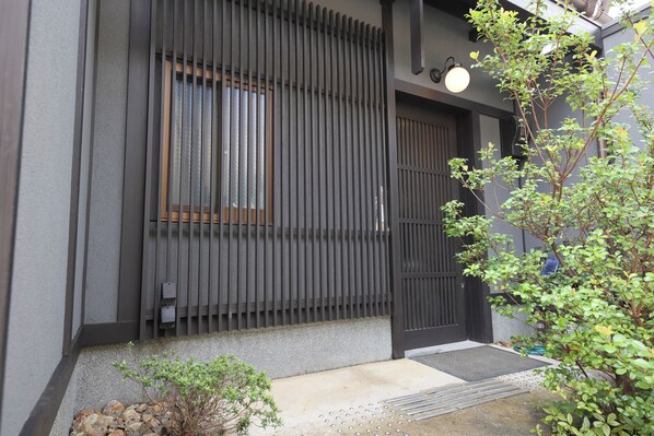 المنشأة من الخارج