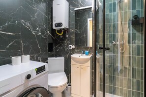 Shower, free toiletries, hair dryer, towels - Lisieckiego Urban Apartment (Katowice)