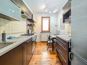 Fridge, oven, stovetop, dishwasher