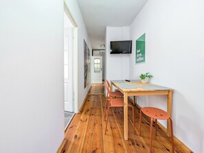 Dining - Rynek Wrocław 3-Bedroom Apartment (Wrocław)