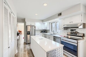 Frigorífic, microones, forn i placa de cuina 