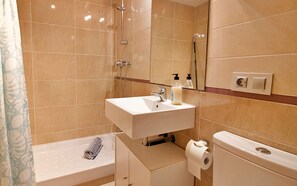 Shower, towels - Wake up to the waves in this beachfront Torrox apartment. (Torrox Costa)