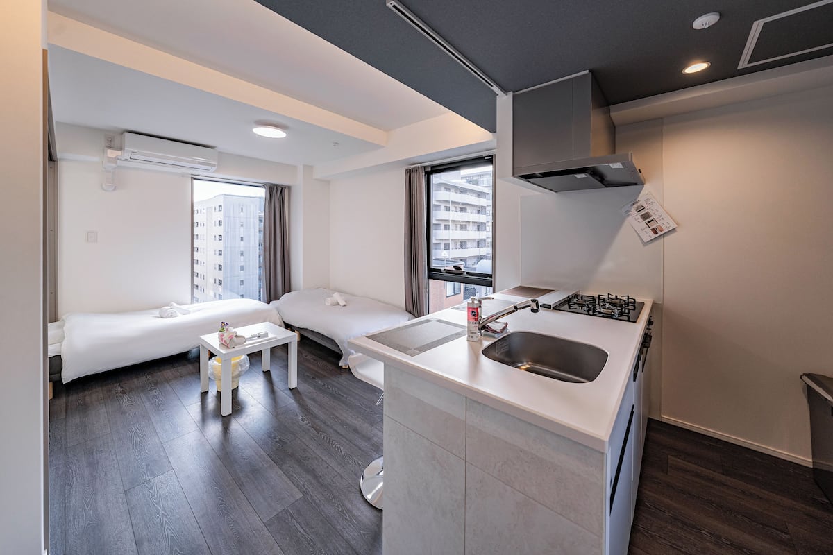 スーペリア 4 人部屋 バルコニー シティビュー | ノートパソコン用作業スペース、遮光カーテン、防音設備、アイロン / アイロン台