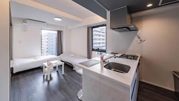 Superior vierpersoonskamer, balkon, uitzicht op de stad | Een laptopwerkplek, verduisterende gordijnen, geluiddichte muren