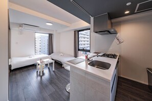 Superior vierpersoonskamer, balkon, uitzicht op stad | Een laptopwerkplek, verduisterende gordijnen, geluiddichte muren