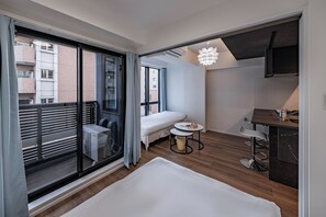 Habitación cuádruple superior, balcón, vista a la ciudad | Espacio para trabajar con laptop, cortinas blackout y insonorización 