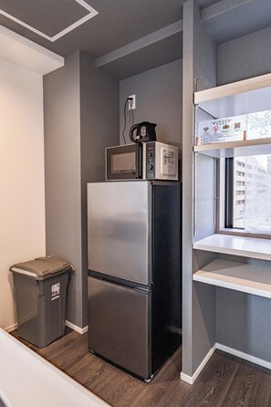 Superior vierpersoonskamer, balkon, uitzicht op stad | Minikoelkast