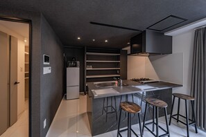 Familie suite, balkon, uitzicht op stad | Een laptopwerkplek, verduisterende gordijnen, geluiddichte muren