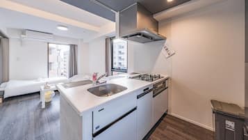 Kamar Quadruple Superior, balkon, pemandangan kota | Ruang kerja ramah laptop, tirai kedap cahaya, dan kedap suara