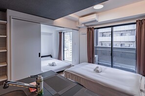 スーペリア 4 人部屋 バルコニー シティビュー | ノートパソコン用作業スペース、遮光カーテン、防音設備、アイロン / アイロン台