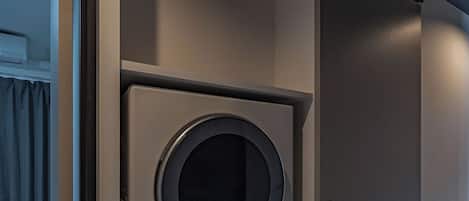 Espacio para trabajar con laptop y cortinas blackout