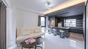 Family Suite, Balcony, City View | Living area