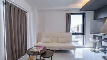 Suite Keluarga, balkon, pemandangan kota | Ruang kerja ramah laptop, tirai kedap cahaya, dan kedap suara