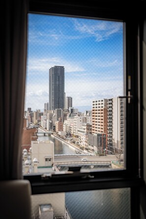 Suite familiar, balcón, vista a la ciudad | Espacio para trabajar con laptop, cortinas blackout y insonorización 