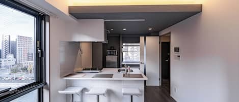 Chambre quadruple supĂ©rieure, balcon, vue sur la ville | Espace de travail pour ordinateurs portables, rideaux dâobscurcissement