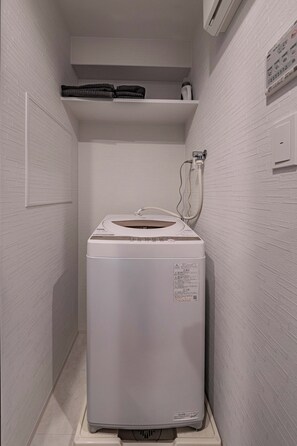 Superior vierpersoonskamer, balkon, uitzicht op stad | Badkamer | Een aparte badkuip en douche, een haardroger, pantoffels, handdoeken