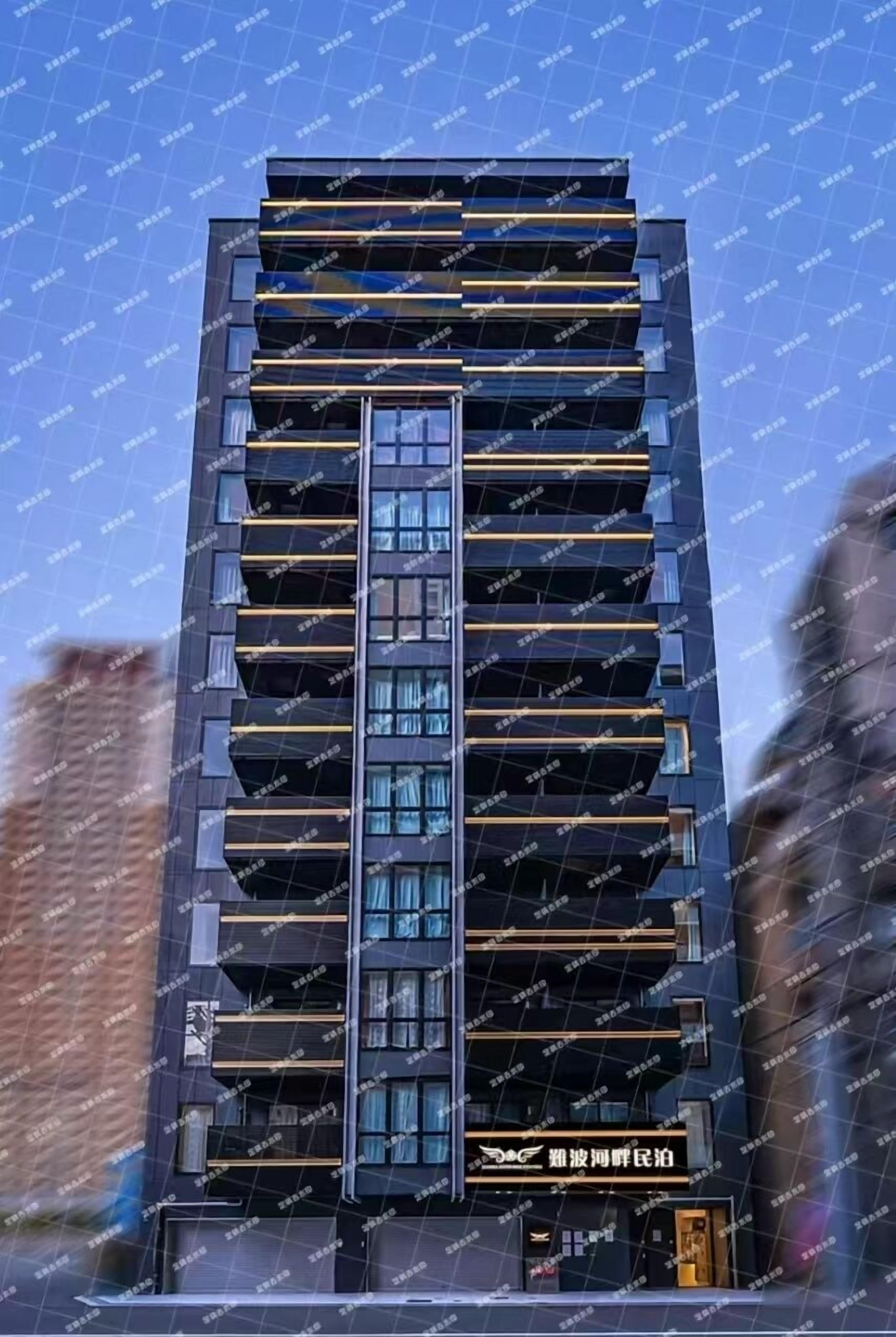 Un edificio a più piani dal design moderno, con balconi e una struttura verticale centrale.