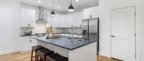 Mikrobølgeovn, ovn, kogeplade, opvaskemaskine