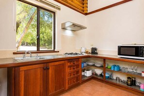 Fridge, microwave, stovetop, electric kettle - Wiry Wattle - Wyadup Brook Cottages (Busselton)