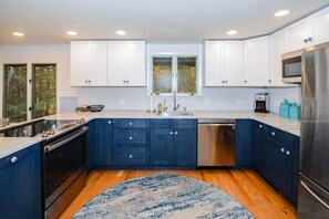 ثلاجة، ميكروويف، فرن، موقد طهي مسطح