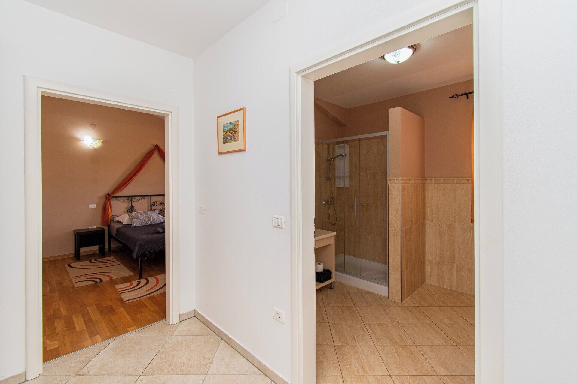 Une chambre à coucher avec un lit, une table de chevet et un petit tapis.