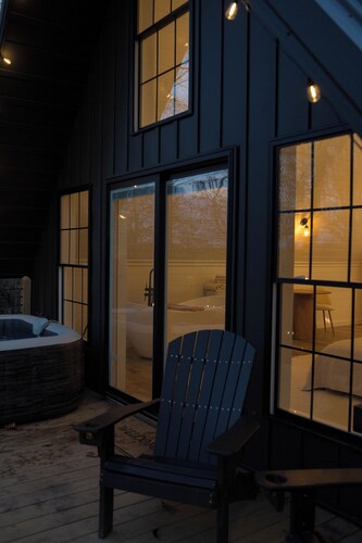 "Liv's Honeymoon Treehouse Suite"  private luxurious hideaway with a hot tub!