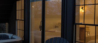 "Liv's Honeymoon Treehouse Suite" private luxurious hideaway with a hot tub!